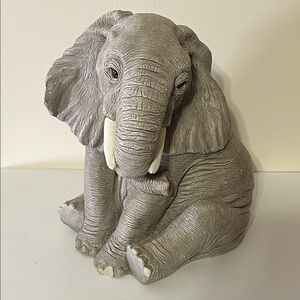 Vintage 1986 Bank Makers of America. Gray Elephant Coin Bank Sculpture